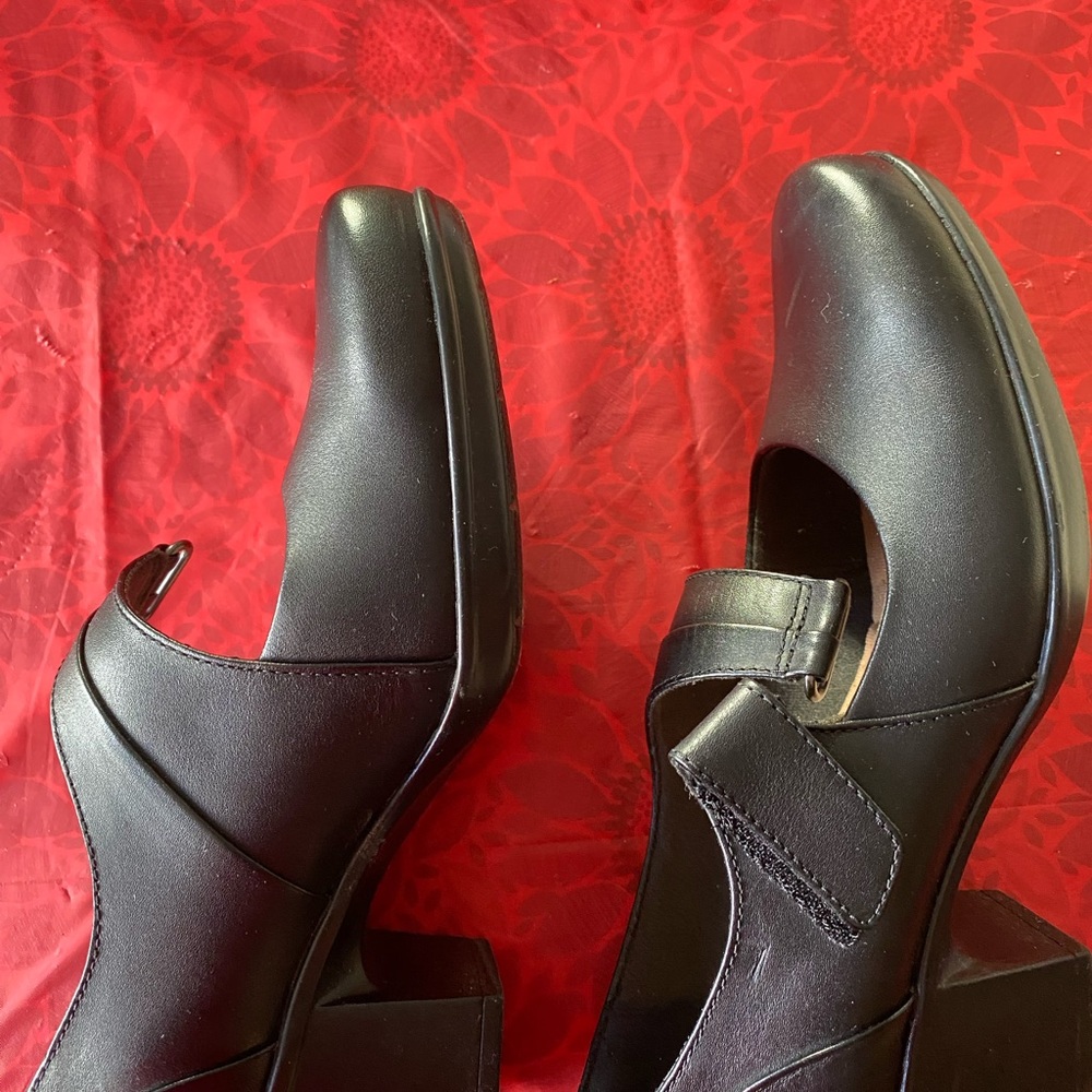 Like new Clark’s Emslie Lublin black leather size 7 M.